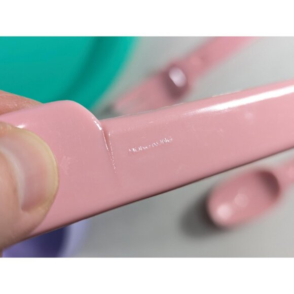 1980s Hong Kong Pastel plastic Picnic set, camping beach picnic plates, cups and - Picture 7 of 10